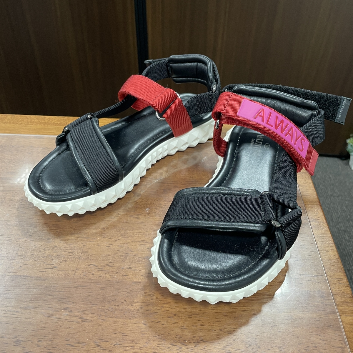 Vロゴ シグネチャー グレイン カーフスキン ウェッジサンダル 120MM