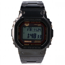 新宿店でジーショックのMRG-B5000B-1JR、初代モデルデジタル腕時計を買取いたしました。状態は数回使用程度の新品同様品です。