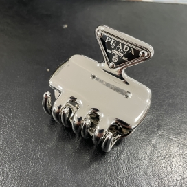 プラダのトライアングルロゴ ヘアクリップの買取実績です。