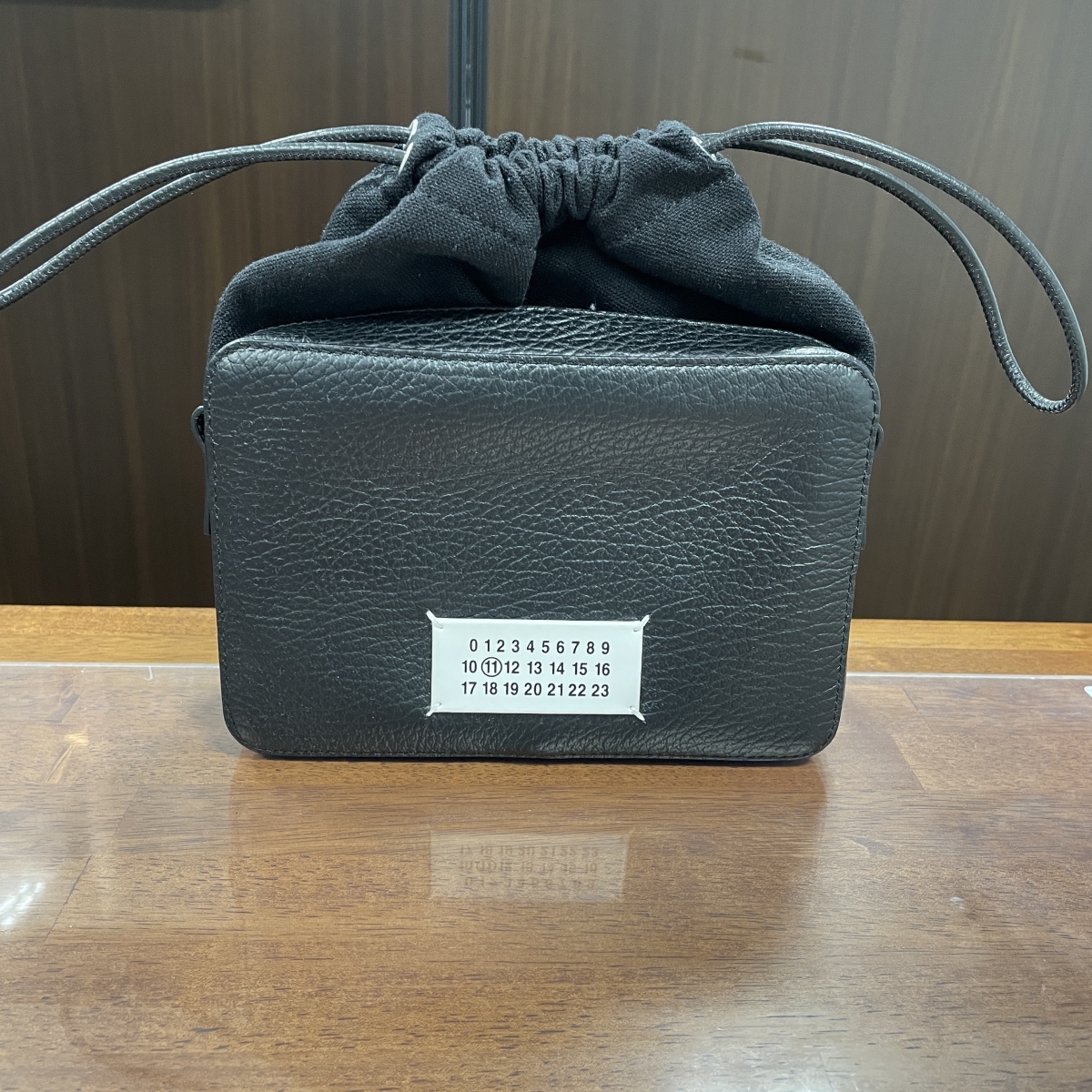 メゾンマルジェラを心斎橋で買取。22AWのブラック5ACミディアムカメラ  