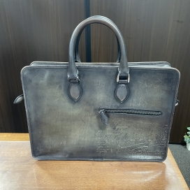 ベルルッティのブルー カリグラフィ ブリーフケース ドュジュールの買取実績です。