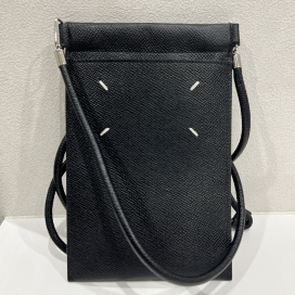 メゾンマルジェラのブラック カーフスキン フォンポーチ SA1VZ0002の買取実績です。