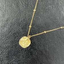 心斎橋店で、マリハの925素材のゴールドのコインネックレスを買取ました。状態は若干の使用感がある中古品です。