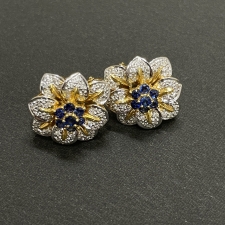 銀座本店で、ノーブランドのK18WG×YG、サファイア×ダイヤモンドのフラワーデザインイヤリングを買取ました。状態は綺麗な状態の中古美品です。