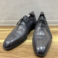 浜松入野店で、ベルルッティのスカーズというモデルのデムジュールラストのホールカットシューズを買取ました。状態は若干の使用感がある中古品です。