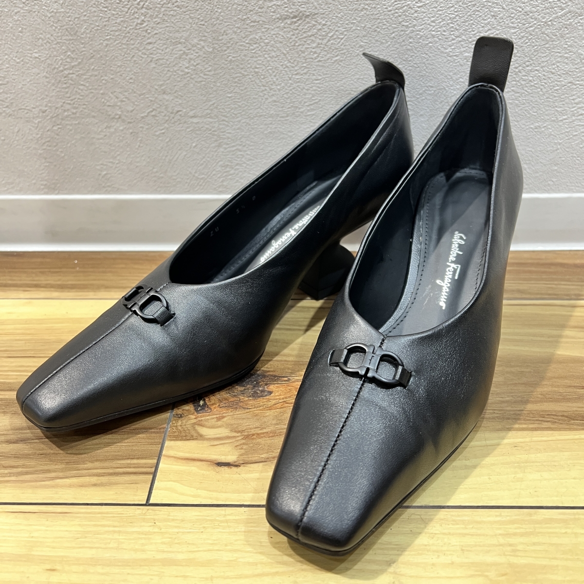 サルバトーレフェラガモ Salvatore Ferragamo パンプス ヴァラ