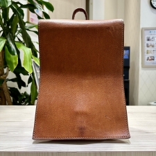 渋谷店で、土屋鞄の大人ランドセルを買取ました。状態は目立つ傷、汚れ、使用感のある中古品です。