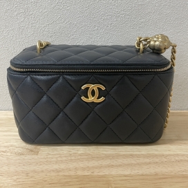 シャネルのブラック ラムスキン バニティバッグの買取実績です。
