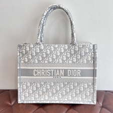 ディオール グレー  M1296ZRIW_M20I Dior Book Tote バッグ ミディアム 買取実績です。