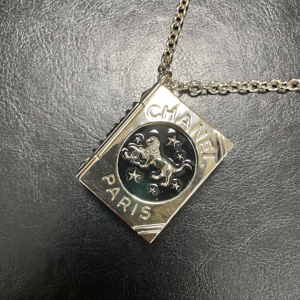 心斎橋店で、シャネルのココマークのブックモチーフのロケット