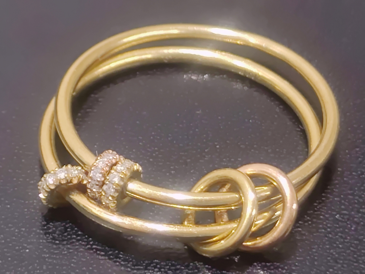 新宿店で、スピネリキルコリンのK18仕様のアニュレットリングを買取