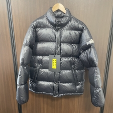 モンクレール ×フラグメント 23AW ショートダウンジャケット AMARANTH 買取実績です。