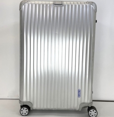 リモワ アルミニウム 932.77 トパーズ 4輪 マルチホイール キャリーケース 買取実績です。