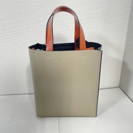 マルニのシャイニーカーフスキン セメント×グリーン ショルダーストラップ付きバッグ ミュゼオ SHMP0039Y0LV639Z2O50の買取実績です。