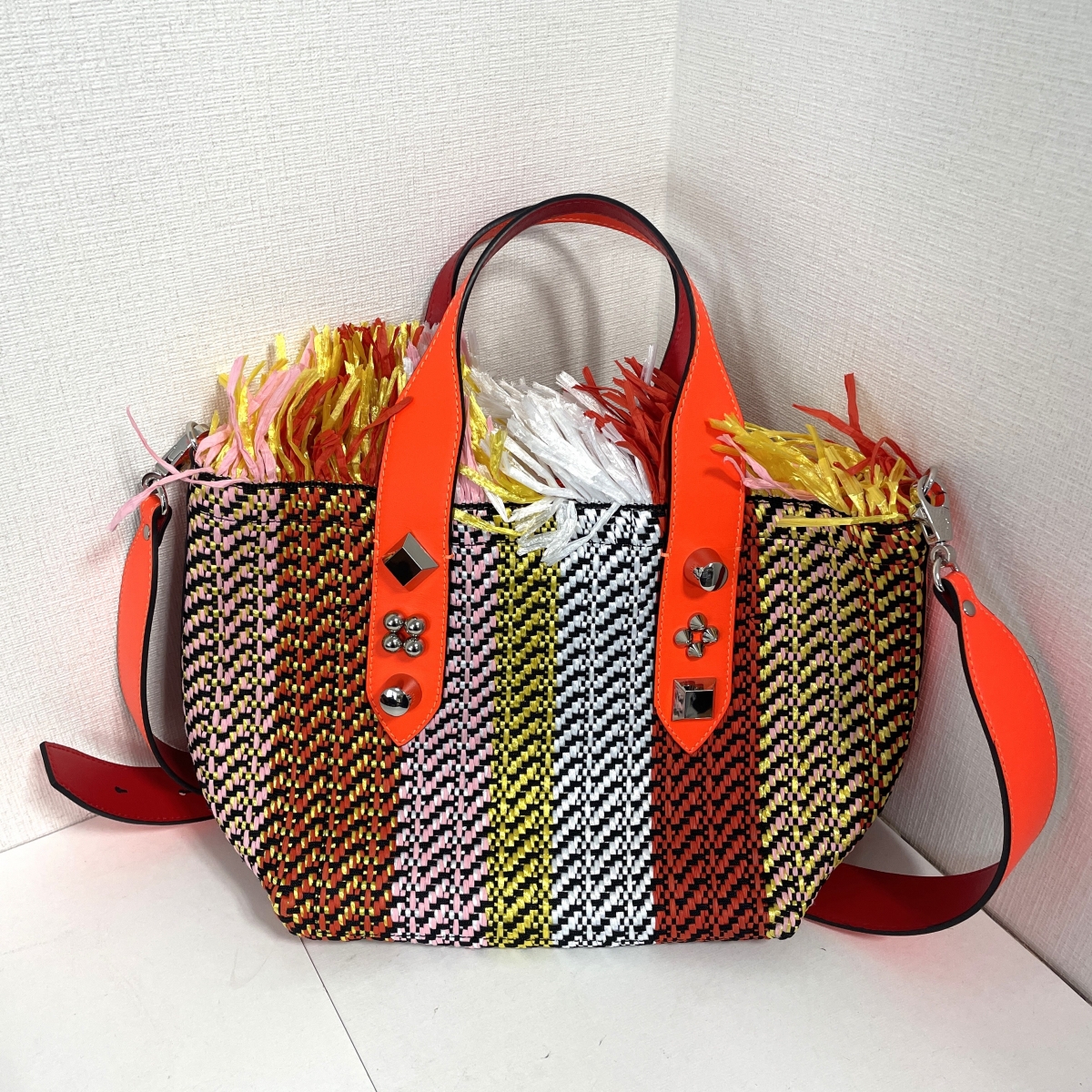 心斎橋でルブタンを買取。マルチカラーのかごバッグ、1225326 フランジ  