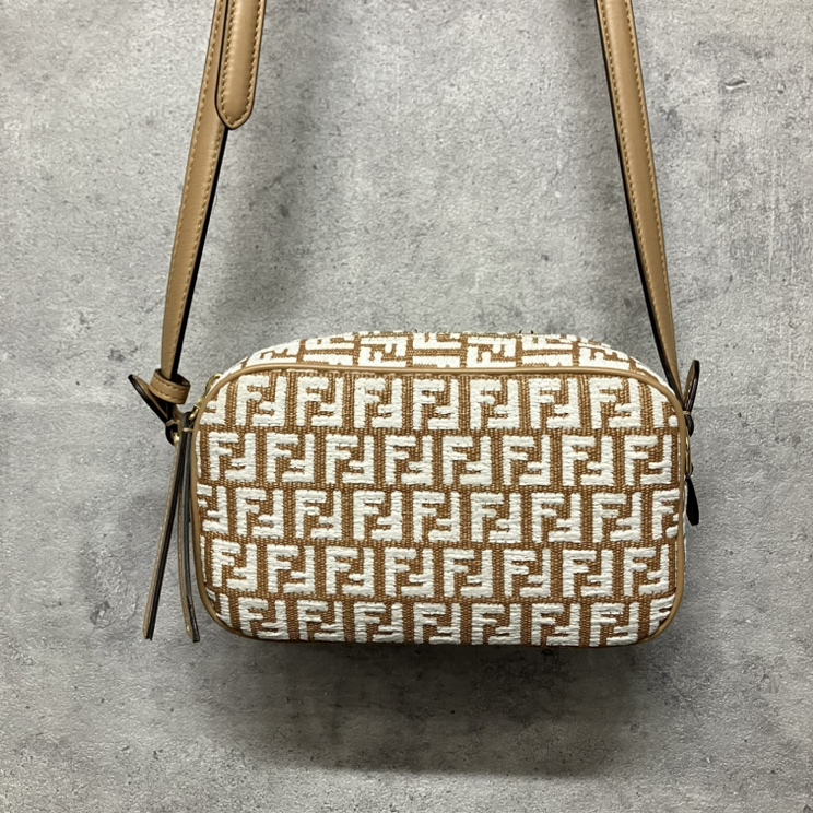 関税送料込み♦FENDI ショルダーバッグ FENDI フェンディ ロゴ ショルダーバッグ レザー レディース