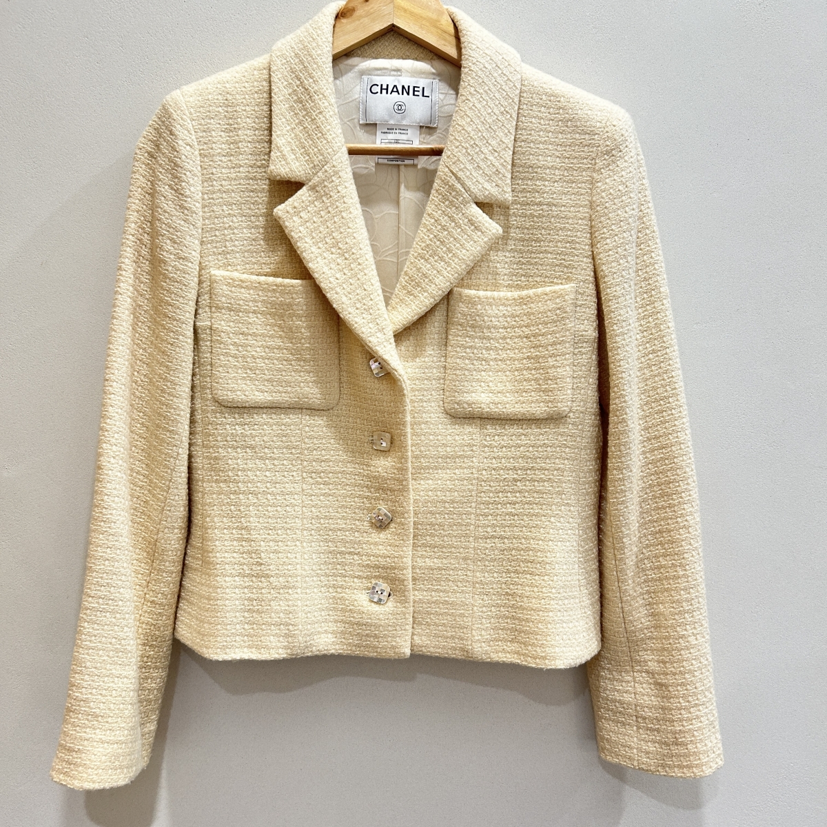 CHANEL シャネル ジャケット(その他) 茶 4100124O0084 自由が丘でシャネルの買取。2002年製のアイボリーのツイード