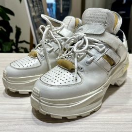 メゾンマルジェラのホワイト クラッシュ加工 ロウトップ ダッドスニーカーの買取実績です。