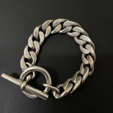 神戸三宮でラバー買取。13MMのCURB CHAIN T BAR、シルバーブレスレットを買取ました。状態は若干の使用感がある中古品です。