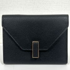 心斎橋でヴァレクストラを買取。ブラックのイジィデの三つ折り財布を買い取りました。状態は綺麗な状態の中古美品です。