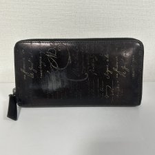心斎橋でベルルッティを買取。ゴールデンパティーヌのイタウバラウンドジップウォレットを買取しました。状態は目立つ傷、汚れ、使用感のある中古品です。