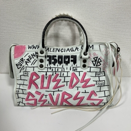 バレンシアガのホワイト グラフィティ クラシックシティ 431821の買取実績です。