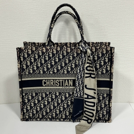 ディオールのネイビー オブリーク ラージ ブックトートの買取実績です。