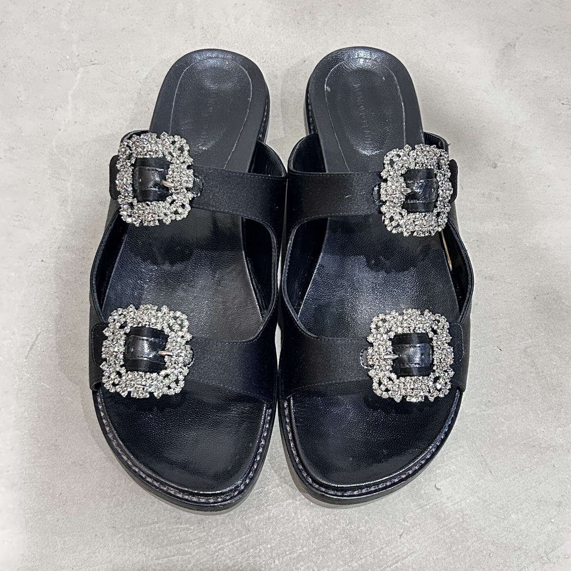 マノロブラニク ストラス ハンギシサンダル サテン ブラック 38