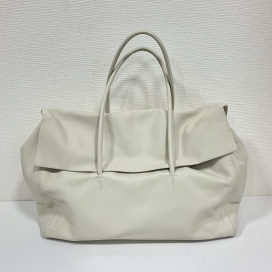 ハァウの24SS オフホワイト レザー フラップボストンバッグの買取実績です。