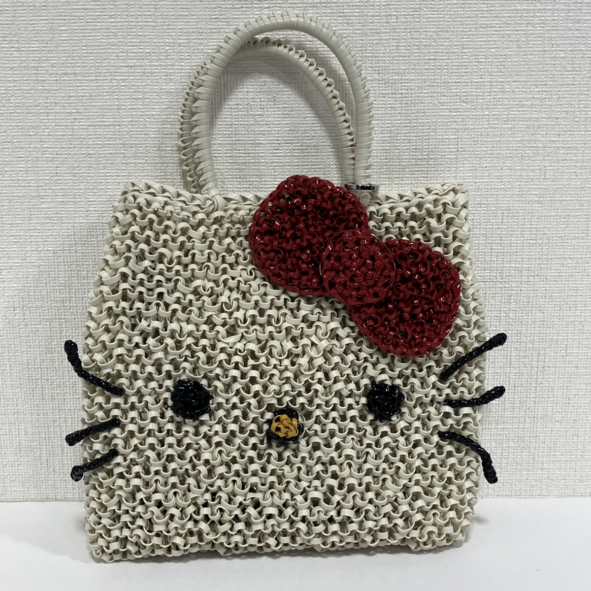 キティ！限定コラボ アンテプリマ ハローキティ ラウンド スモールバッグ アンテプリマを心斎橋で買取。ハローキティコラボのマット