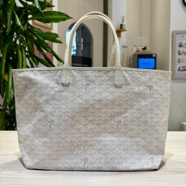 ゴヤールのホワイト サンルイPM トートバッグの買取実績です。