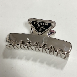 プラダの1IF103 スティールグレー メタル ヘアクリップの買取実績です。