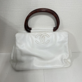 シャネルのキャビアスキン ホワイト ココマーク ウッドハンドル ハンドバッグの買取実績です。