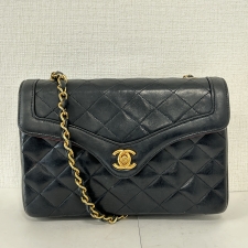 シャネルを心斎橋で買取。1番台のラムスキンのデザインフラップのマトラッセ21を買取ました。状態は若干の使用感がある中古品です。