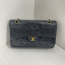 心斎橋でシャネル出張買取。1番台のブラックのラムスキンのマトラッセ24を買取ました。状態は若干の使用感がある中古品です。