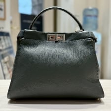渋谷店でフェンディ買取。8BN290、セレリアピーカブーのミディアムハンドバッグを買取りました。状態は若干の使用感がある中古品です。