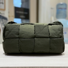渋谷店でボッテガヴェネタ買取。パデッドテックのカセット、ベルトバッグを買取りました。状態は若干の使用感がある中古品です。