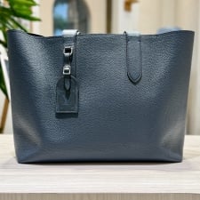 ルイヴィトン ネイビー M53240 カヴァ・ヴォワヤージュ トリヨンレザー トートバッグ 買取実績です。
