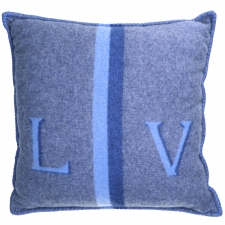 ルイヴィトンを銀座で買取。ブルー ウール LV ストライプ クッション プレゼントを買取ました。状態は未使用に近い試着程度の品です。