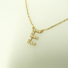 アーカーを銀座で買取。K18 0.05ct パヴェダイヤ イニシャルE ネックレスを買取ました。状態は若干の使用感がある中古品です。