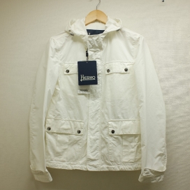 ヘルノのFI0067U 白 マットナイロン×ナイロン ジップジャケットの買取実績です。