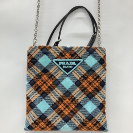 プラダのマルチカラー RICAMO VELLUTO チェック柄 2WAYチェーンバッグ 1BA252の買取実績です。