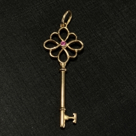 ティファニーの750 ピンクサファイヤ キーペンダントトップの買取実績です。