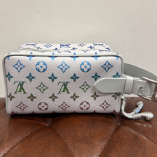 ルイヴィトン M14034 モノグラム イリディセント ロッカー ドップ キット 買取実績です。