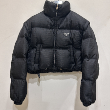 プラダ 29Y056 トライアングルロゴプレート リナイロンクロップドダウンジャケット 買取実績です。
