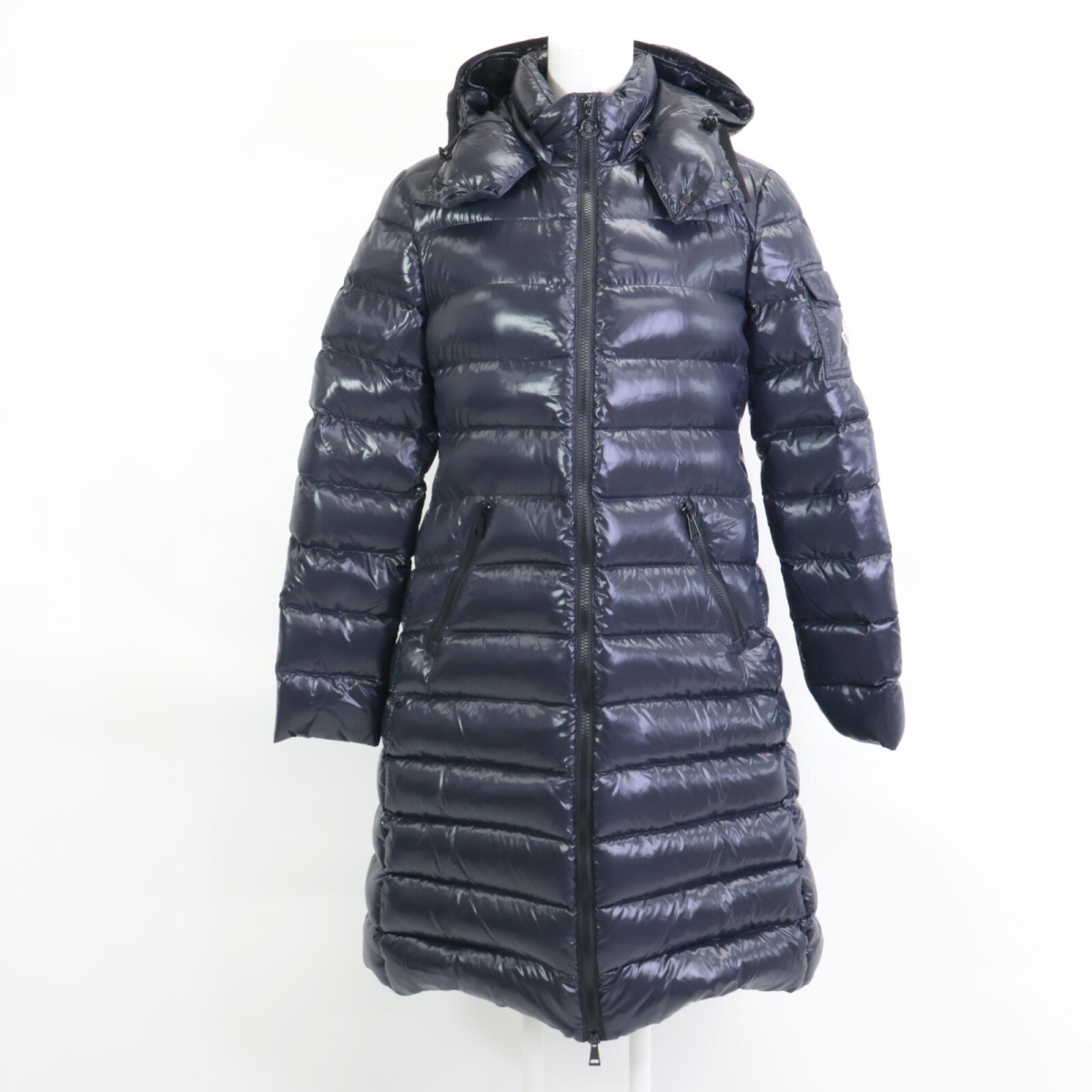 神戸三宮でモンクレールを買取。ネイビーのダウンコート、MOKAを買取