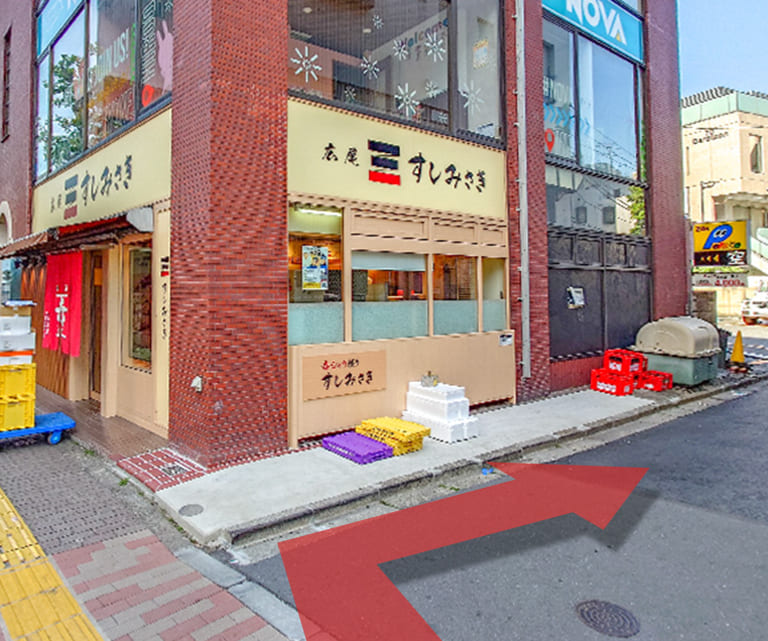 直進すると、右手にすしみさきさんとネイルサロンが見えますのでその間の小道に右折します。