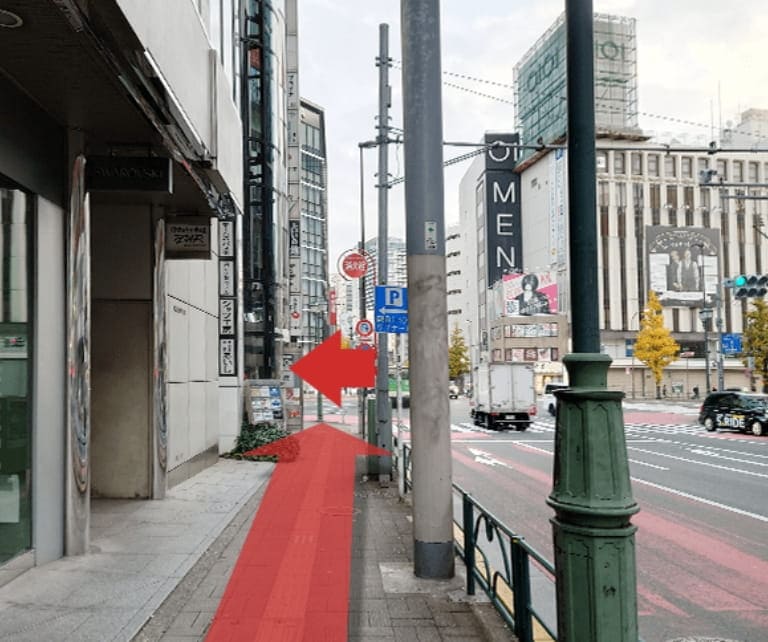 新宿五丁目交差点が見えてきます。店舗は交差点左手角にあります。