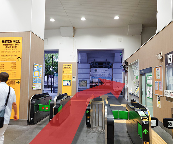 JR石川町駅の元町口（南口）を出ましたら、そのまま右にお進みください。