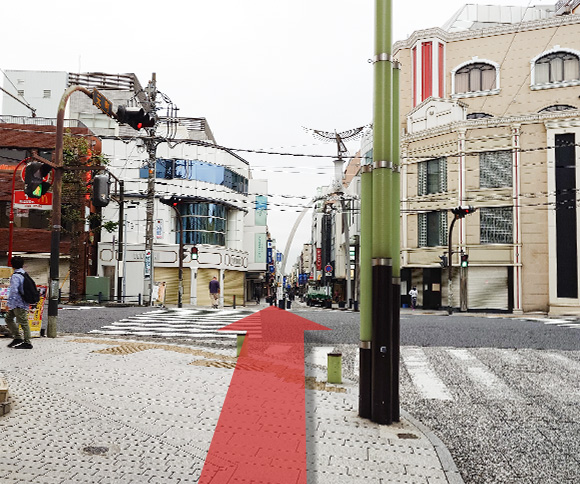 元町方面へ直進し、元町の横断歩道を渡ります。